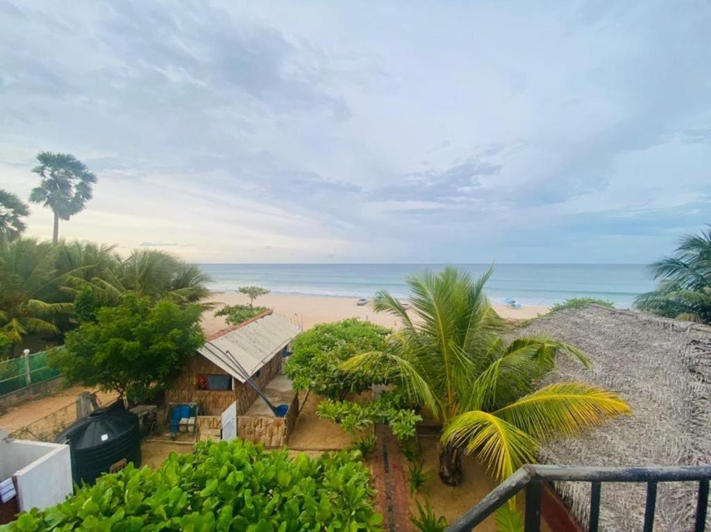 Resort Maya Beach Тринкомали Экстерьер фото